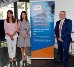 Su Majestad la Reina tras la reunión de trabajo de la UICC junto a las autoridades